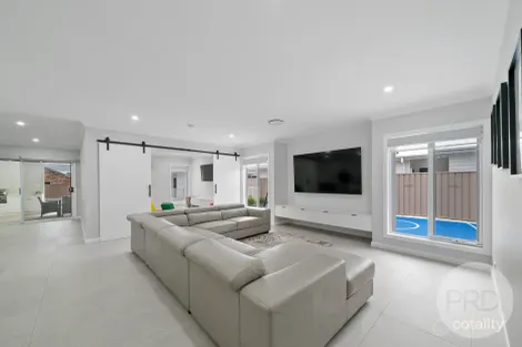Property photo of 3 Denny Crescent Gobbagombalin NSW 2650