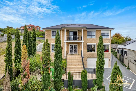 24 HIGHLAND DR, PAKENHAM, VIC 3810