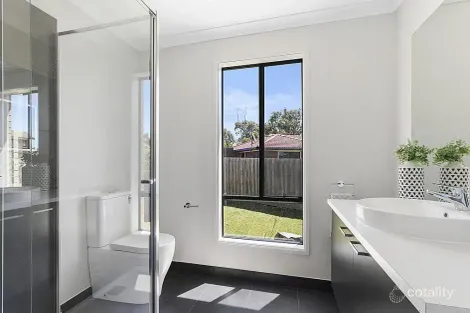 Property photo of 8 Pollina Close Hampton Park VIC 3976