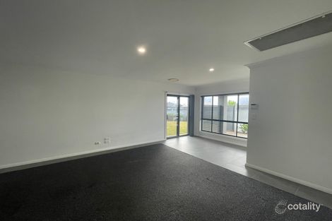 Property photo of 5 Waterfall Crescent Dubbo NSW 2830