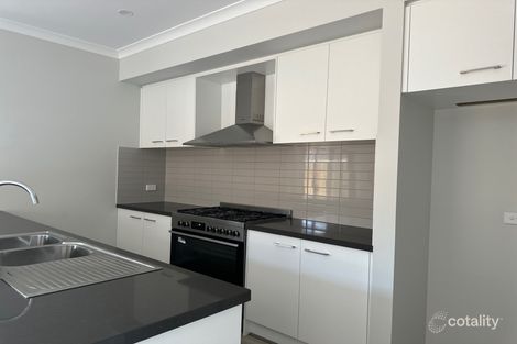 Property photo of 17 Skyros Road Fraser Rise VIC 3336
