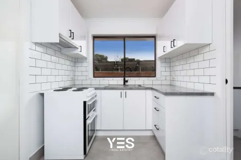 Property photo of 33 Ravenhill Crescent Endeavour Hills VIC 3802