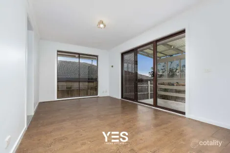 Property photo of 33 Ravenhill Crescent Endeavour Hills VIC 3802
