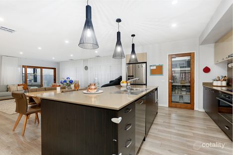 Property photo of 14 Gallantry Avenue Craigieburn VIC 3064