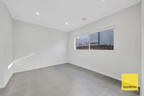 Property photo of 18 Roundhay Crescent Point Cook VIC 3030