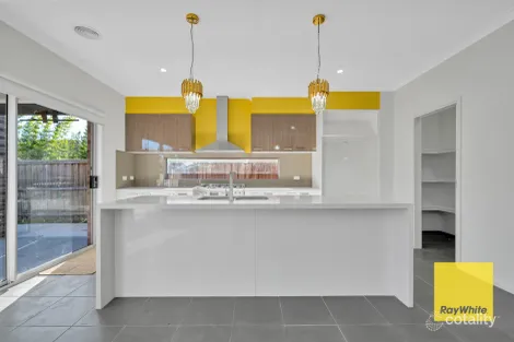 Property photo of 18 Roundhay Crescent Point Cook VIC 3030