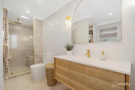 Property photo of 33 Blaxland Street Eastern Heights QLD 4305