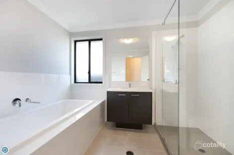 Property photo of 68 Saddleback Crescent Stream Hill NSW 2526