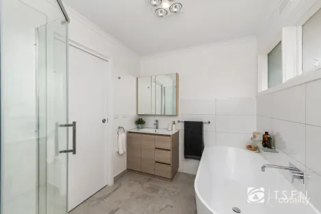 Property photo of 4 Earls Court Golden Square VIC 3555