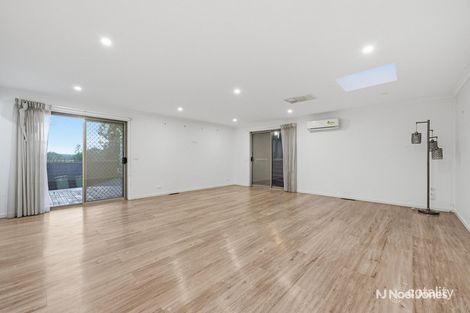 Property photo of 31 Wyuna Walk Mooroolbark VIC 3138