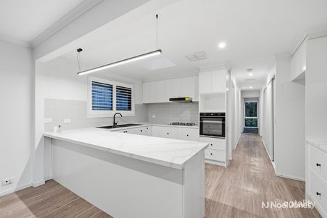 Property photo of 31 Wyuna Walk Mooroolbark VIC 3138