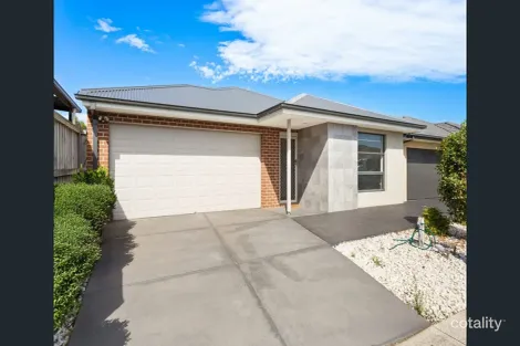 3 Wayne Tce, Cranbourne East, VIC 3977
