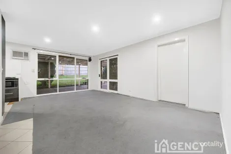 Property photo of 24 Lawson Way Endeavour Hills VIC 3802