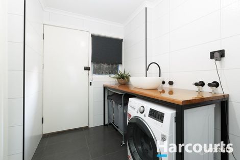 Property photo of 48 Ravenhill Crescent Endeavour Hills VIC 3802