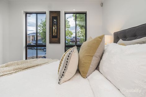 Property photo of 24 Phoenix Court Roxburgh Park VIC 3064