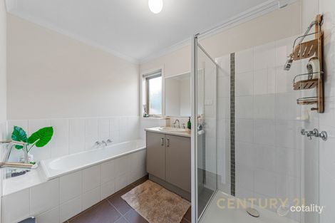 Property photo of 9 Spinebill Court Pakenham VIC 3810