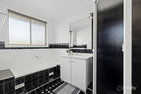 Property photo of 1 Hogue Place Mount Annan NSW 2567