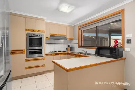 Property photo of 10 Sieben Close Mill Park VIC 3082