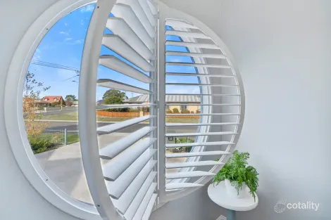 Property photo of 1/2 Meredith Court Swansea TAS 7190