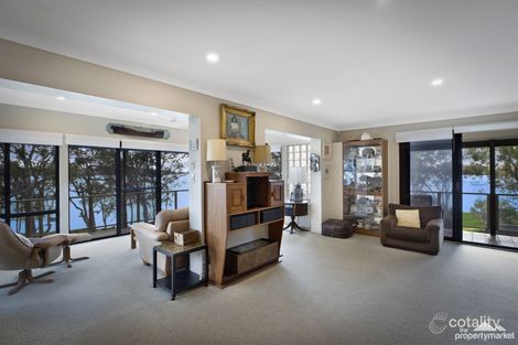Property photo of 11 Omaru Place Summerland Point NSW 2259