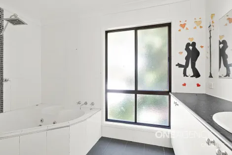 Property photo of 26 Yeovil Drive Bomaderry NSW 2541