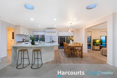 Property photo of 14 Edgbaston Circuit Berwick VIC 3806