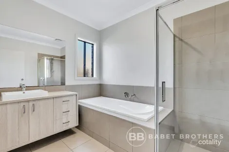 Property photo of 96 Fiorelli Boulevard Cranbourne East VIC 3977