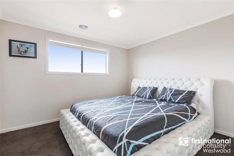 Property photo of 40 Edwin Close Manor Lakes VIC 3024