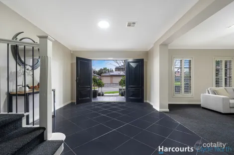 Property photo of 12 Lawton Grove Berwick VIC 3806