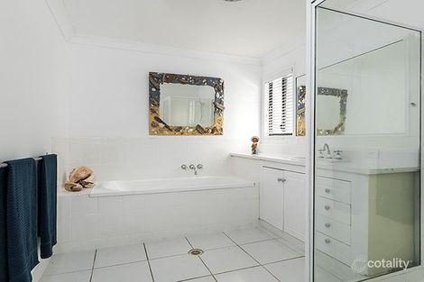 Property photo of 39 Roseneath Parade Wynnum West QLD 4178