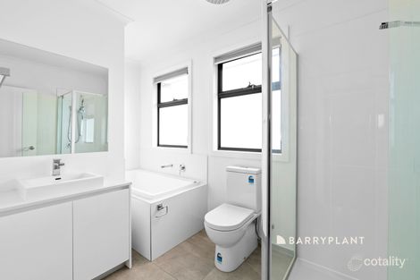 Property photo of 5 Meme Place Narre Warren VIC 3805
