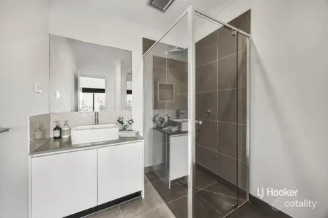 Property photo of 35 Aquatic Drive Werribee South VIC 3030