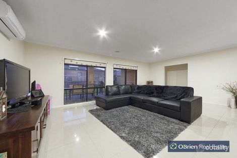 Property photo of 35 Quarters Boulevard Cranbourne West VIC 3977