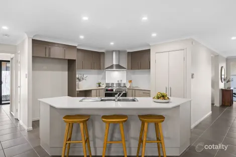 Property photo of 56 Higgs Circuit Wynnum West QLD 4178