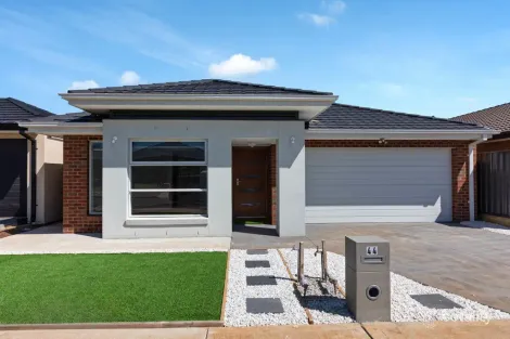 44 Arena Cct, Strathtulloh, VIC 3338