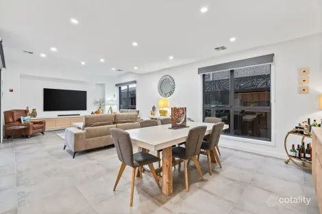 Property photo of 27 Canopy Crescent Hillside VIC 3037