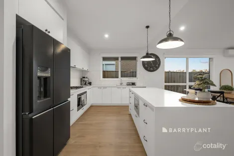 Property photo of 42 Staghorn Way Drouin VIC 3818