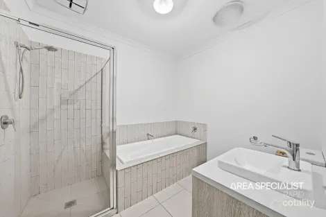 Property photo of 10 Flanker Way Clyde VIC 3978