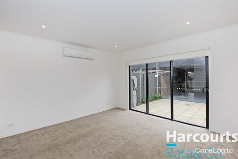 Property photo of 11 Olsen Walk Mill Park VIC 3082