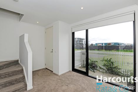 Property photo of 11 Olsen Walk Mill Park VIC 3082
