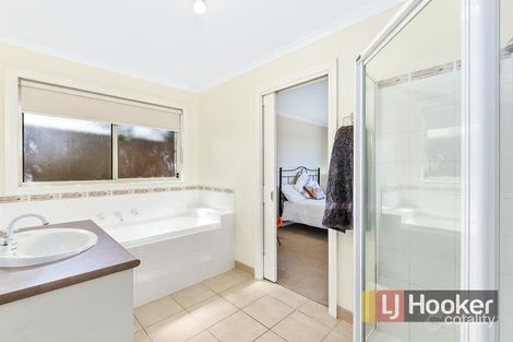 Property photo of 4/12 Renlik Court Pakenham VIC 3810