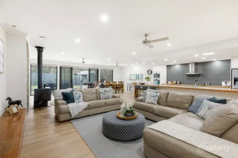 Property photo of 23 Blind Creek Boulevard Sunbury VIC 3429