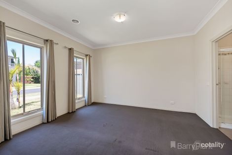 Property photo of 6 Petrel Circuit Pakenham VIC 3810