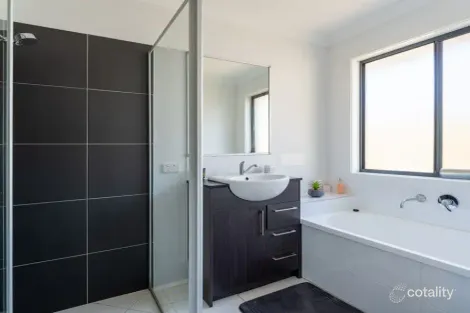 Property photo of 42 Mieka Crescent Pimpama QLD 4209