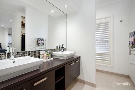 Property photo of 16 Landy Circuit Pakenham VIC 3810