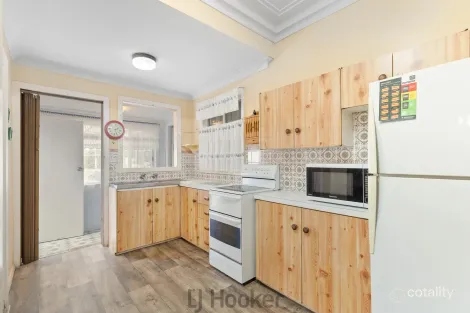Property photo of 12 Ashley Street Marks Point NSW 2280