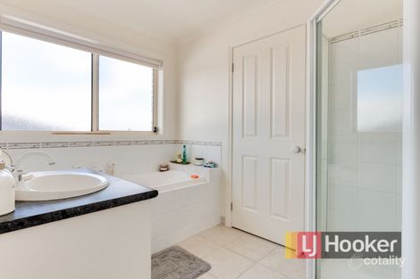 Property photo of 3/3 Hale Place Pakenham VIC 3810
