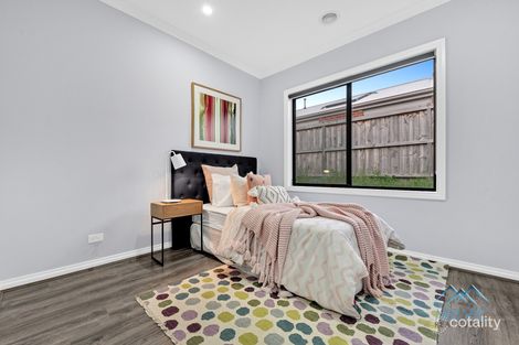 Property photo of 17 Dewhurst Circuit Cranbourne East VIC 3977