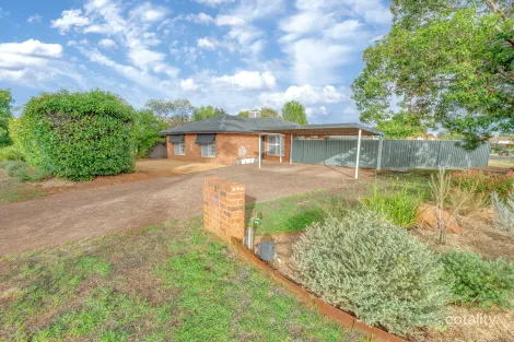 Property photo of 2 Regent Court Dubbo NSW 2830