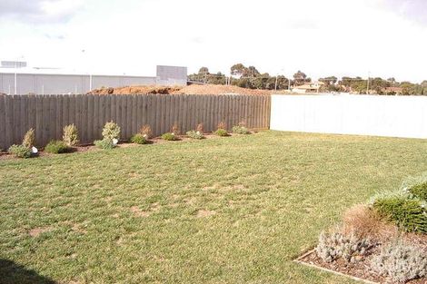 Property photo of 16 Thomas Carr Drive Tarneit VIC 3029